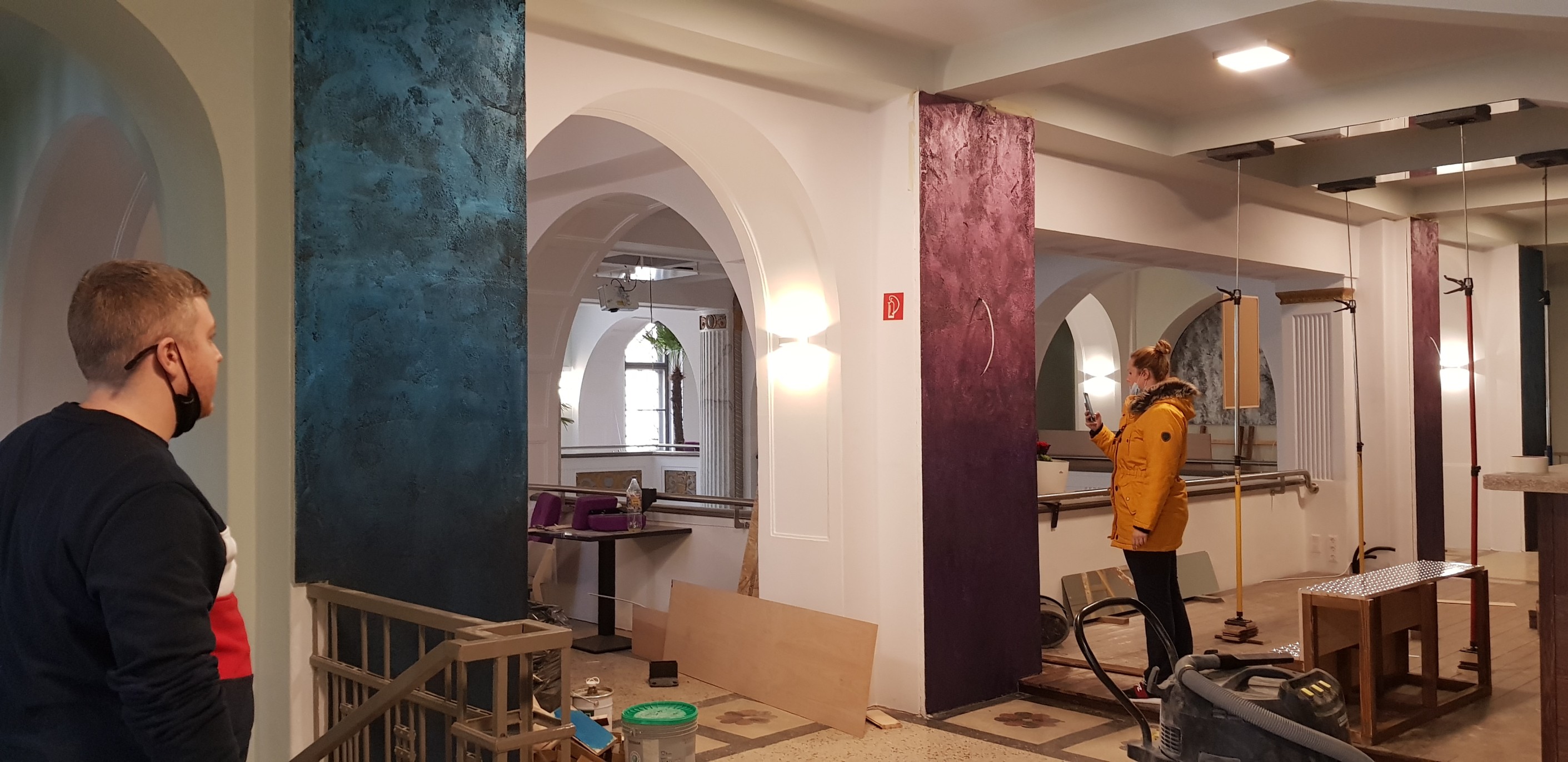 Design Fal Szeged alkotói munkaközben egy dekorált belső térben